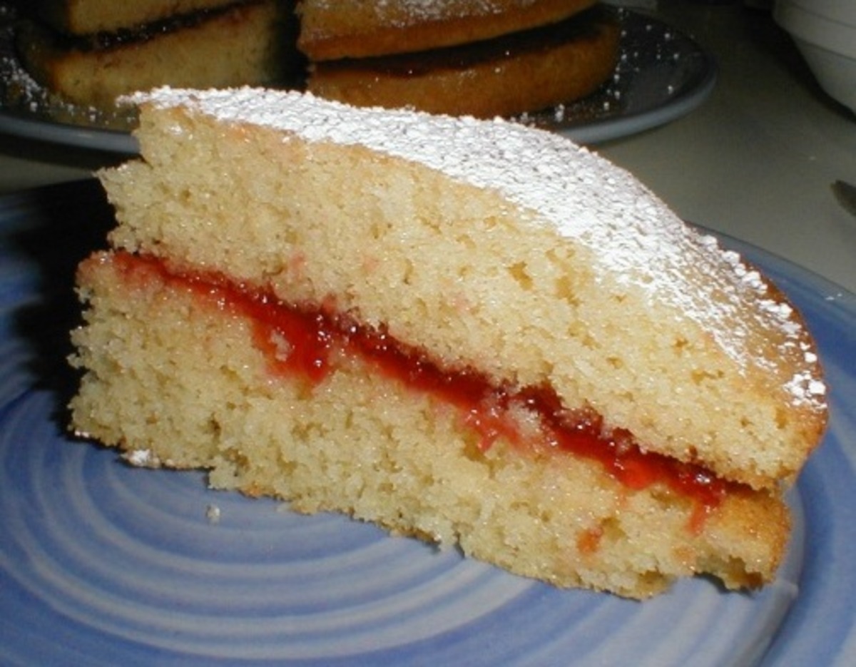 Classic Victoria Sandwich Cake For Beginners – Caroline's Easy Baking  Lessons