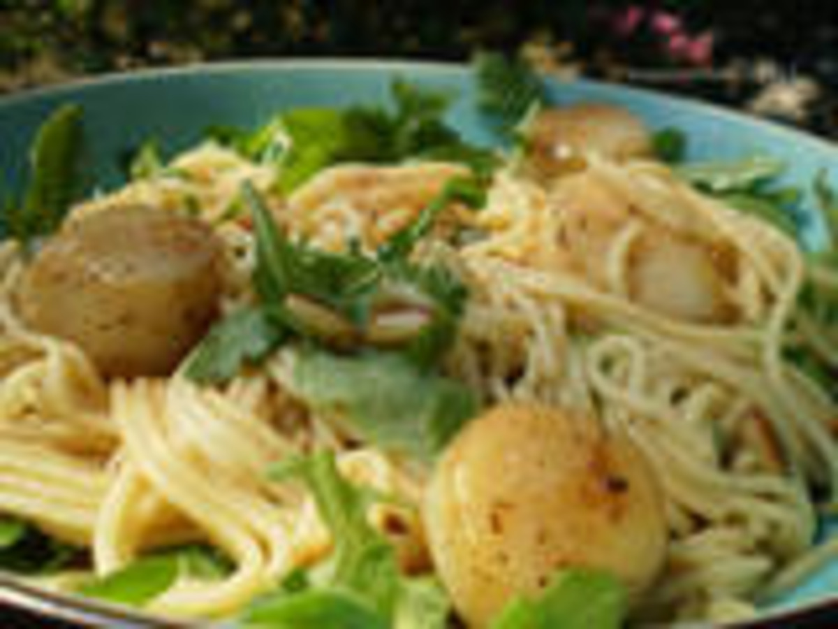 Angel Hair Pasta With Scallops and Arugula image