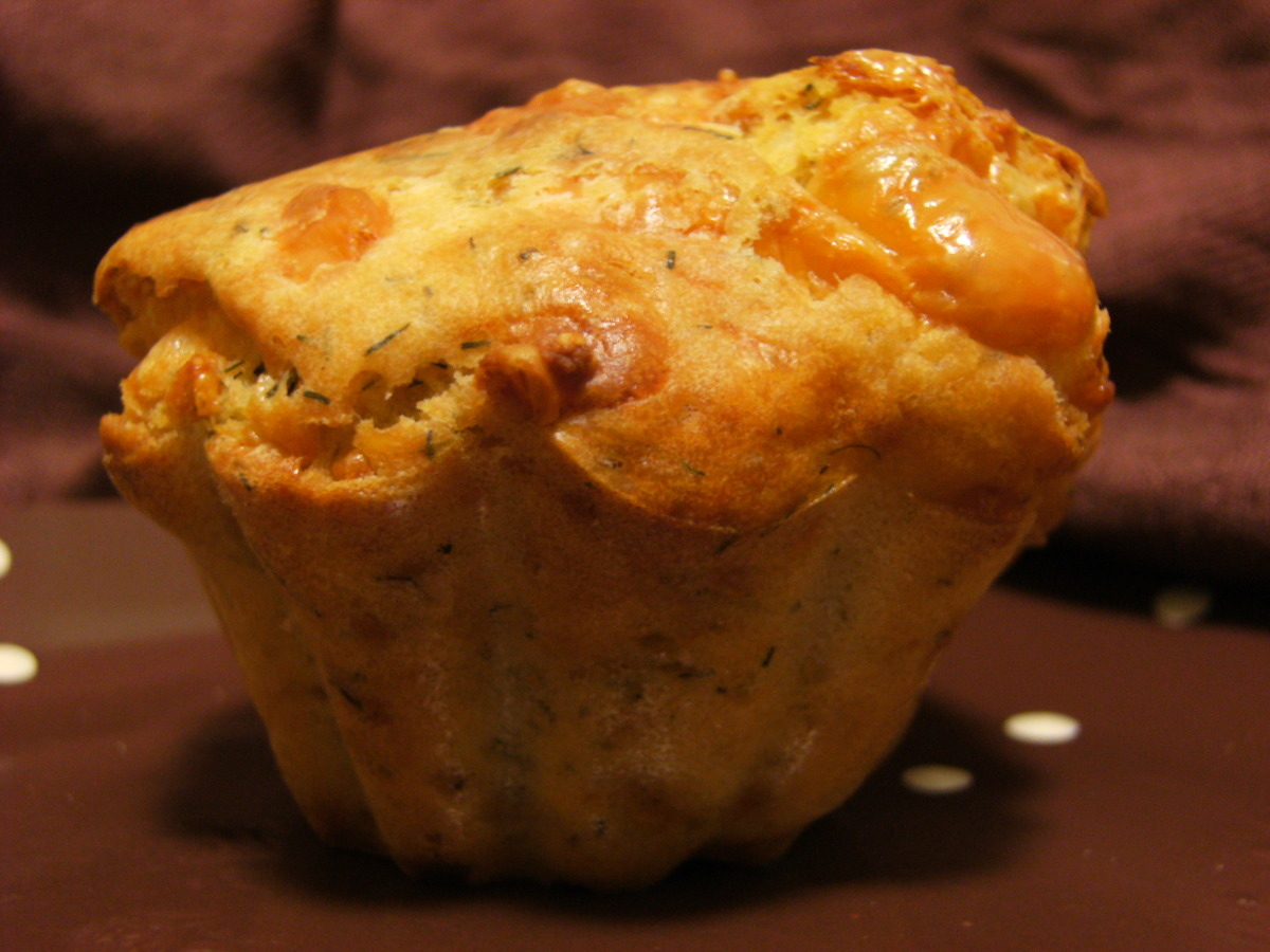 Oversized Cheese and Dill Muffins_image