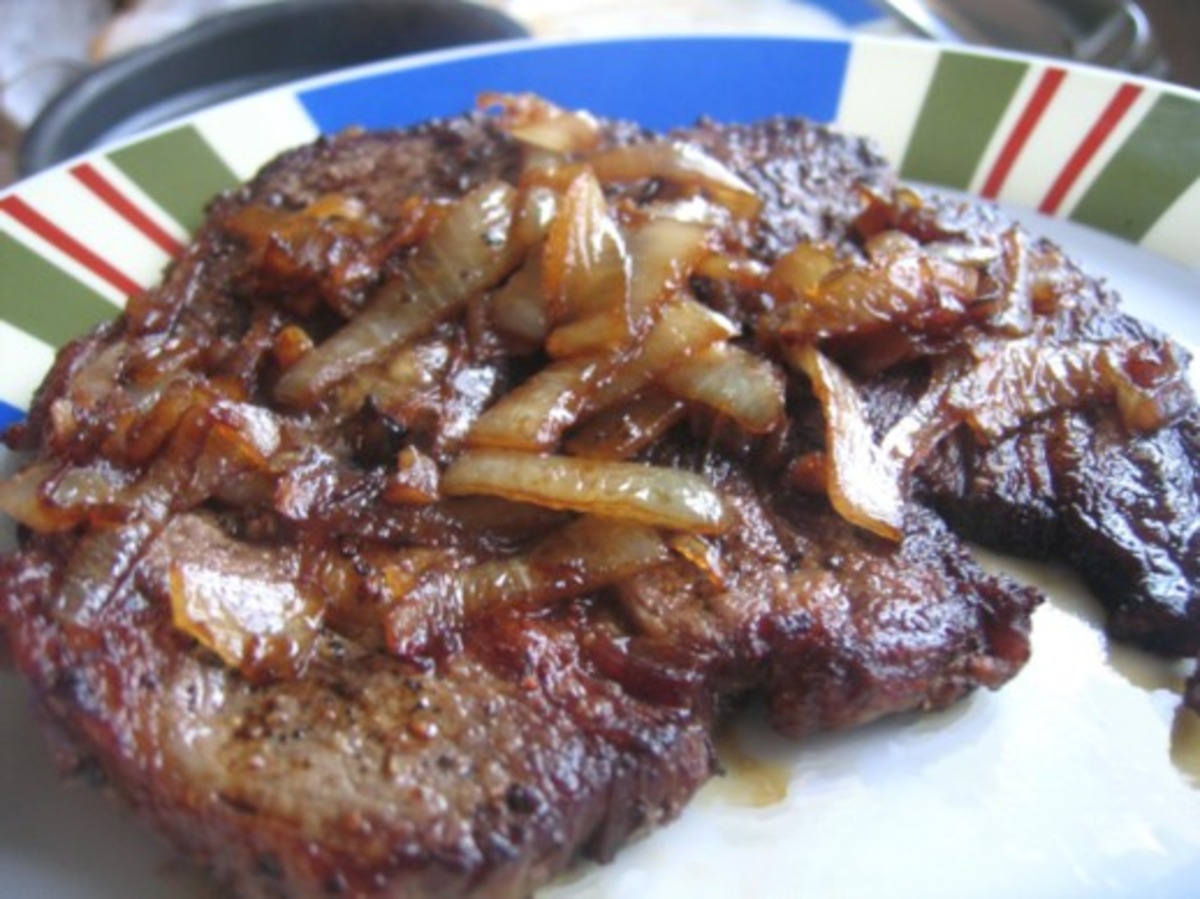 Steak with Caramelized Onions_image