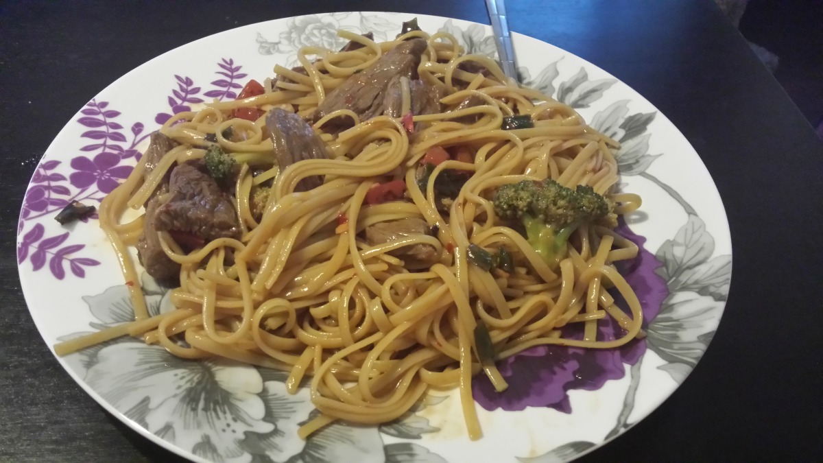 Beef Lo Mein With Broccoli and Bell Pepper