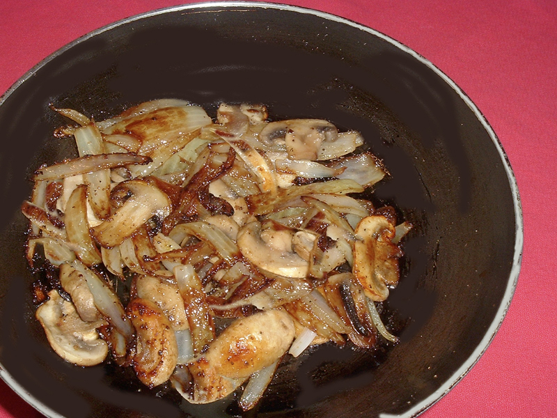 MUSHROOMS AND ONIONS FOR STEAK