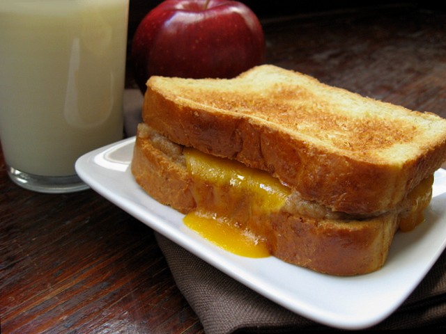 GRILLED CHEDDAR AND APPLE BUTTER SANDWICH