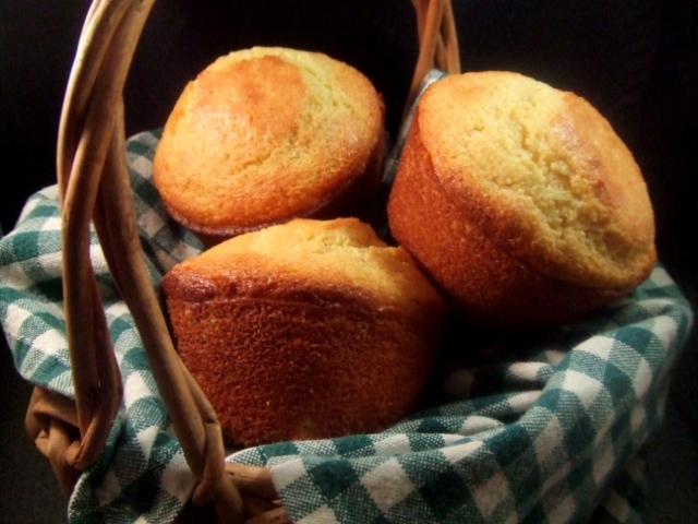 JUNIOR'S GOLDEN CORN MUFFINS