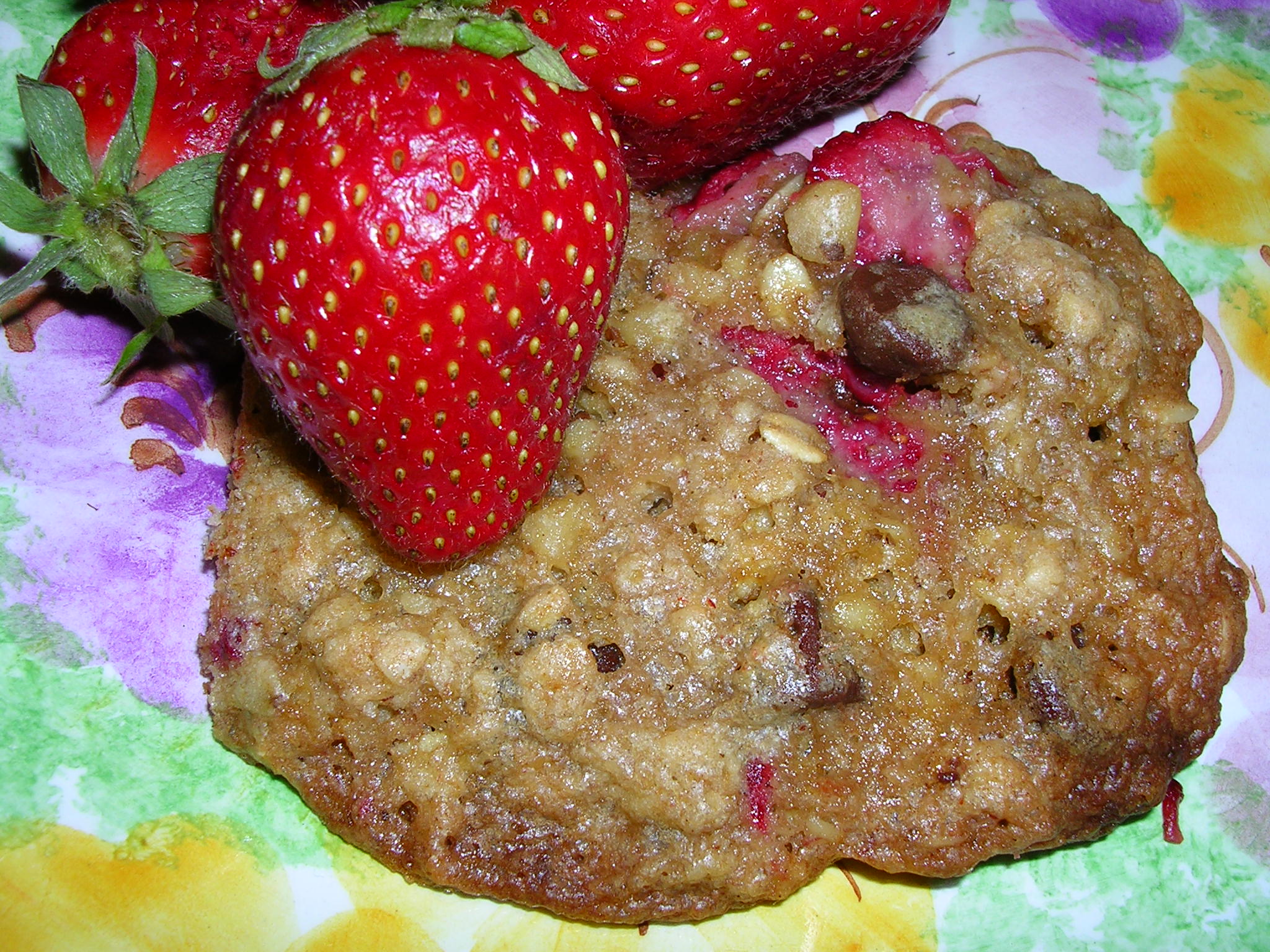 JUMBO STRAWBERRY AND CHOCOLATE OATMEAL COOKIES