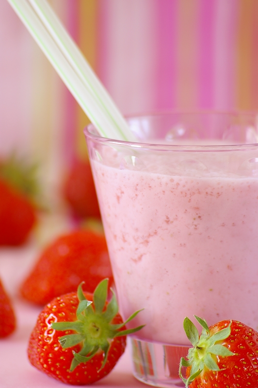 QUICK N EASY STRAWBERRY AND BANANA SMOOTHIE