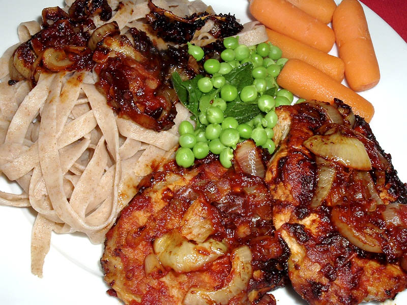 BAKED PORK CHOPS WITH ONIONS AND CHILI SAUCE