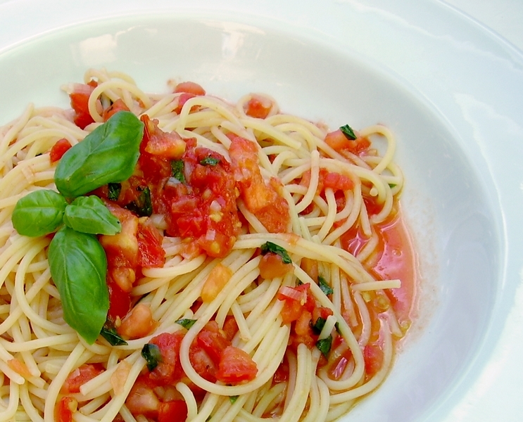 SPAGHETTI WITH FRESH TOMATOES AND BASIL