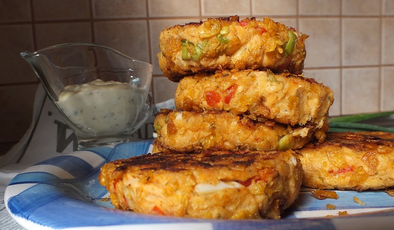 SLAMMIN' SALMON CRUNCHY CAKES WITH GAYLA SAUCE