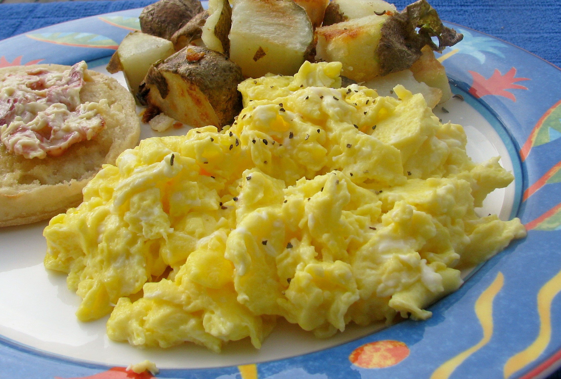 SCRAMBLED EGGS HOTEL STYLE... VERY SIMPLE