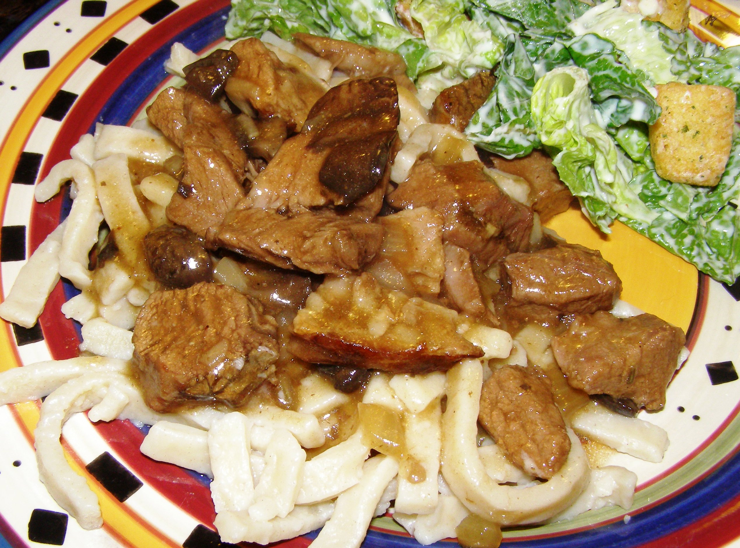 HOME-STYLE BEEF-N-NOODLES W/MUSHROOMS & ONIONS