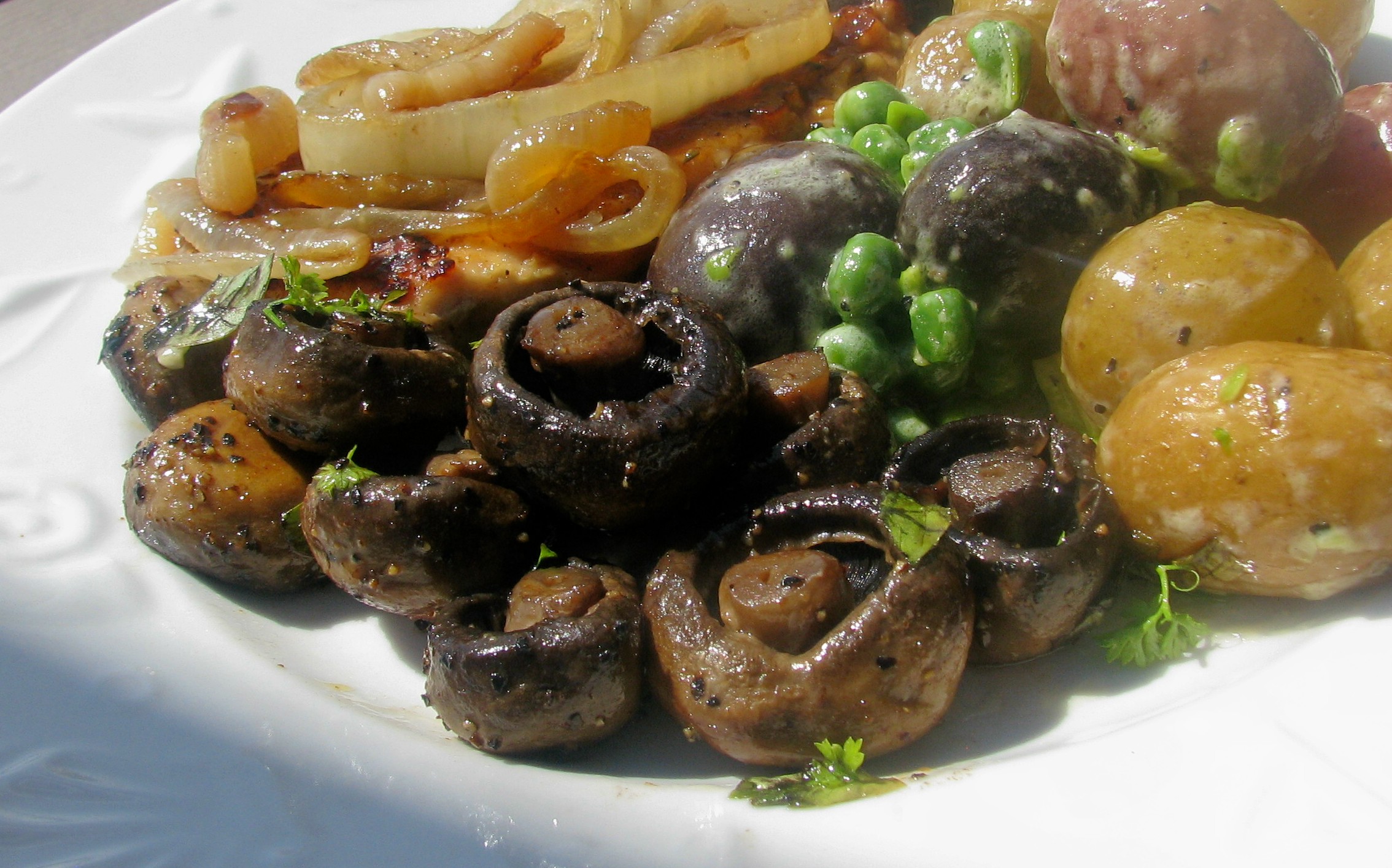GARLIC MUSHROOMS WITH BASIL