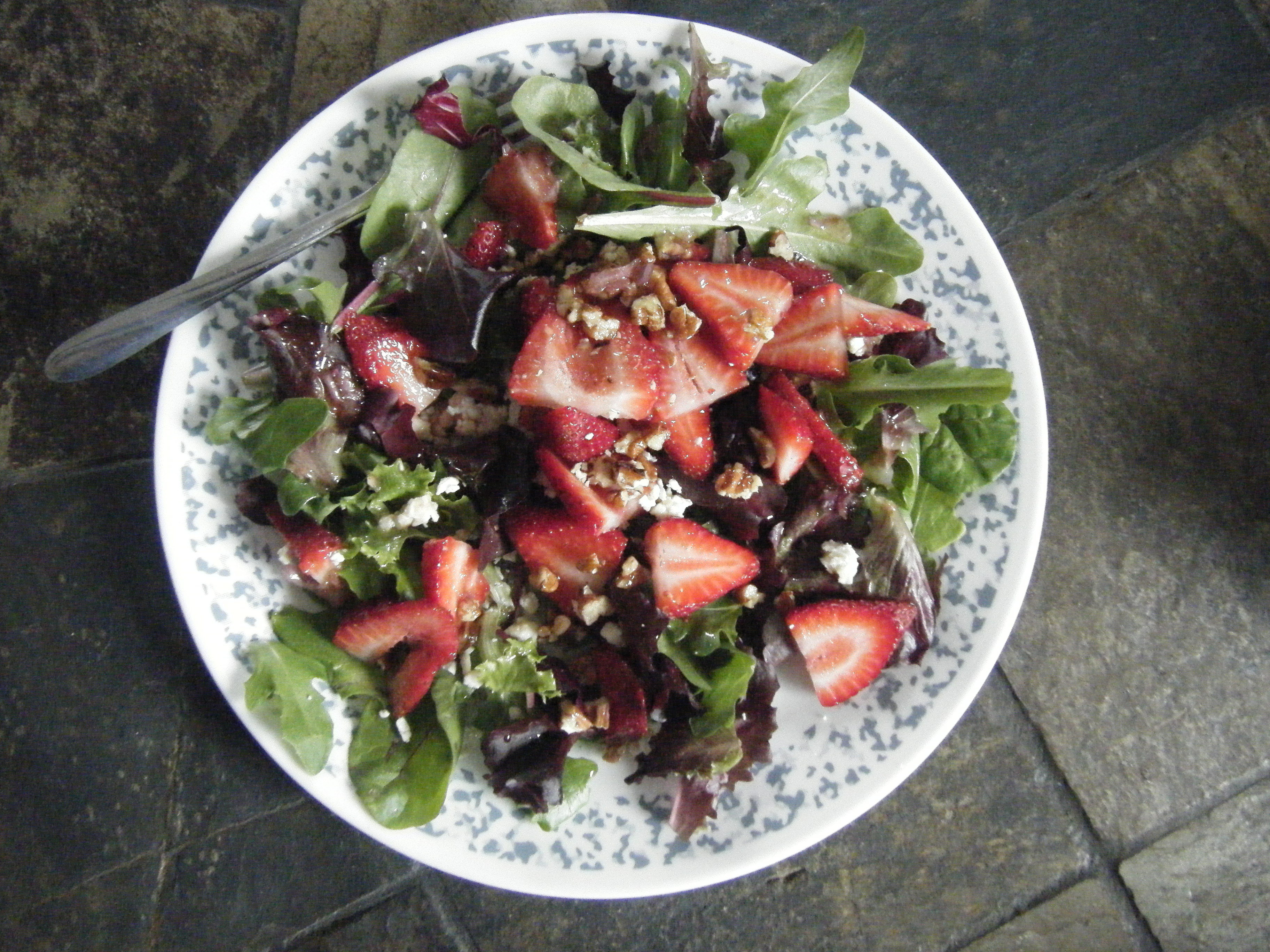 ✢  SPINACH AND STRAWBERRY SALAD