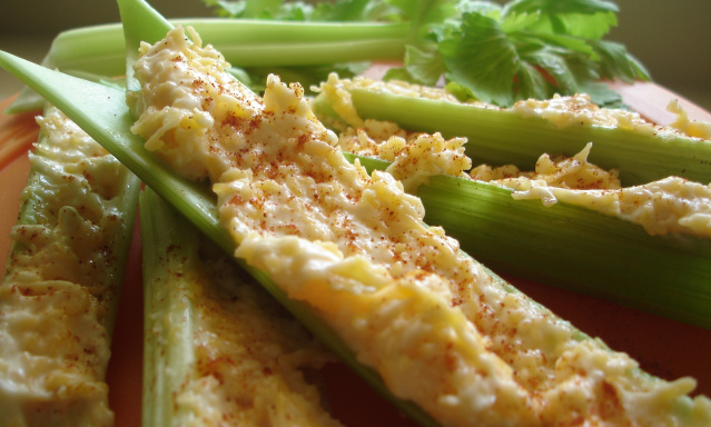 ❂ The Best CHEDDAR-STUFFED CELERY