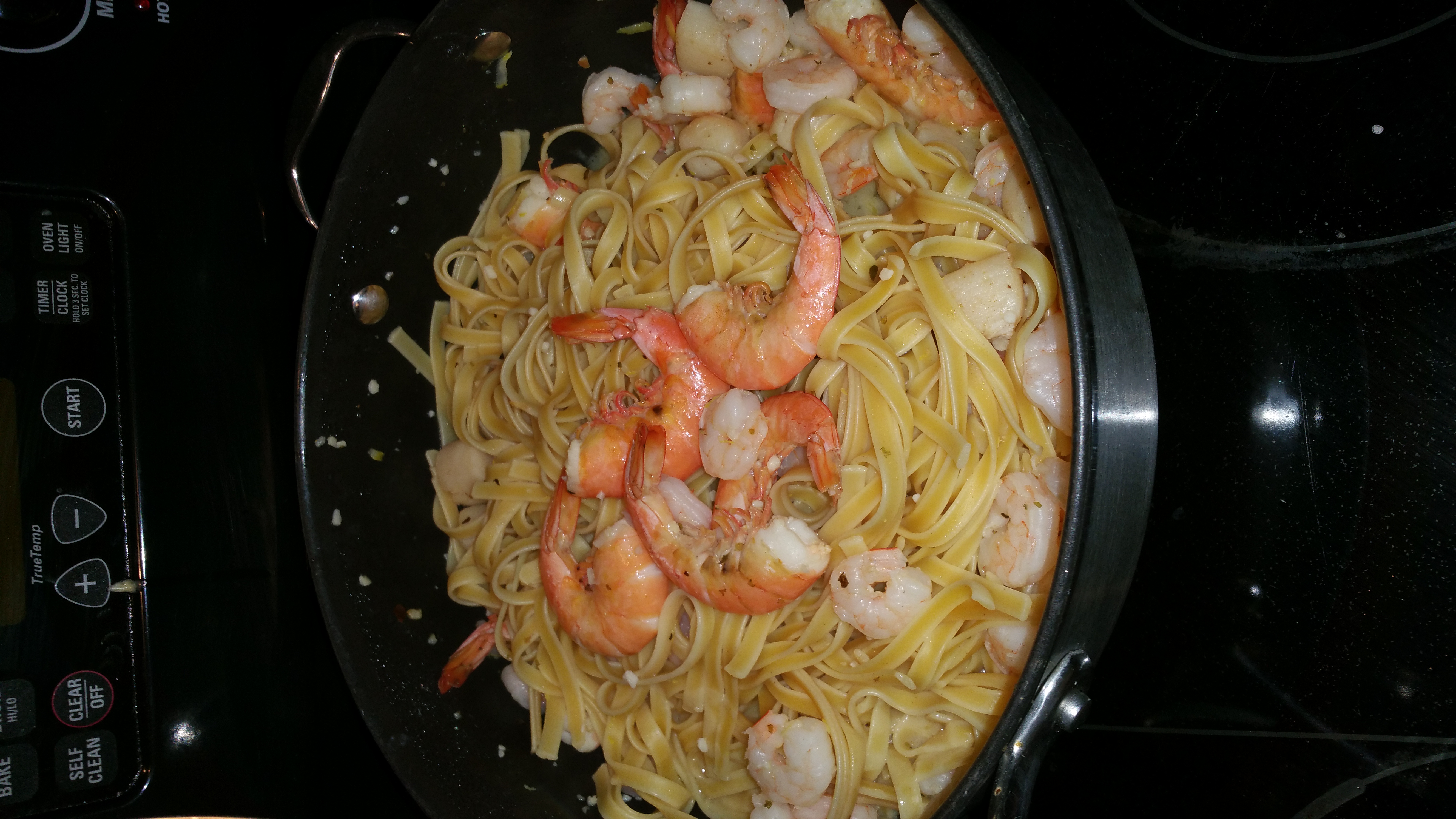 SEAFOOD LINGUINI WITH WHITE WINE SAUCE