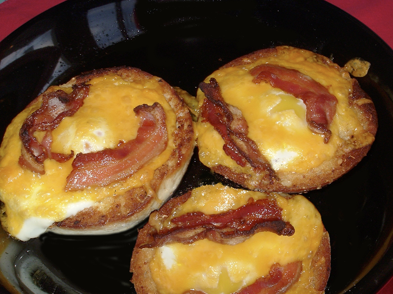 CHEDDAR BAKED BAGELS AND EGGS