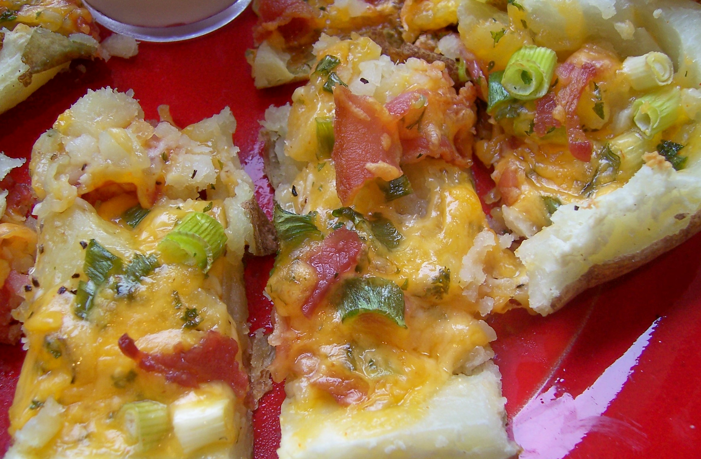 DELICIOUS CHEESY BACON AND GREEN ONION POTATO SKINS