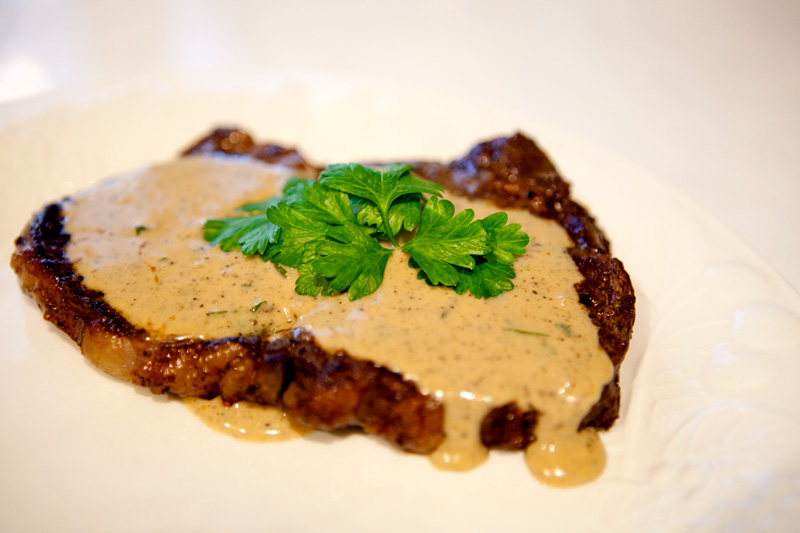 AUSSIE PEPPER STEAK / STEAK WITH CREAMY PEPPER SAUCE