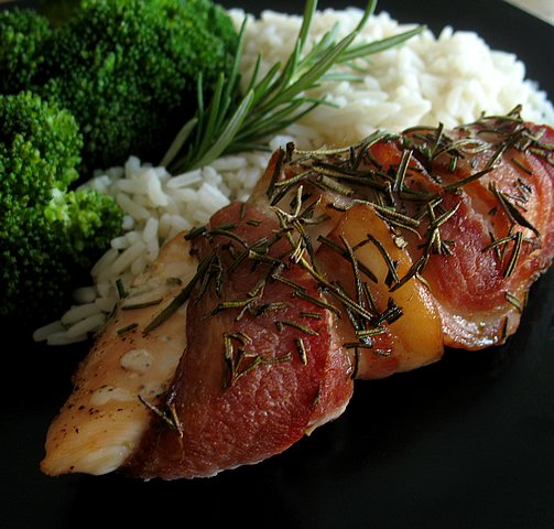 Ⓝ Healty BACON-WRAPPED ROSEMARY CHICKEN