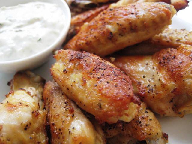 BUFFALO CHICKEN WINGS W/ BLUE CHEESE DIP