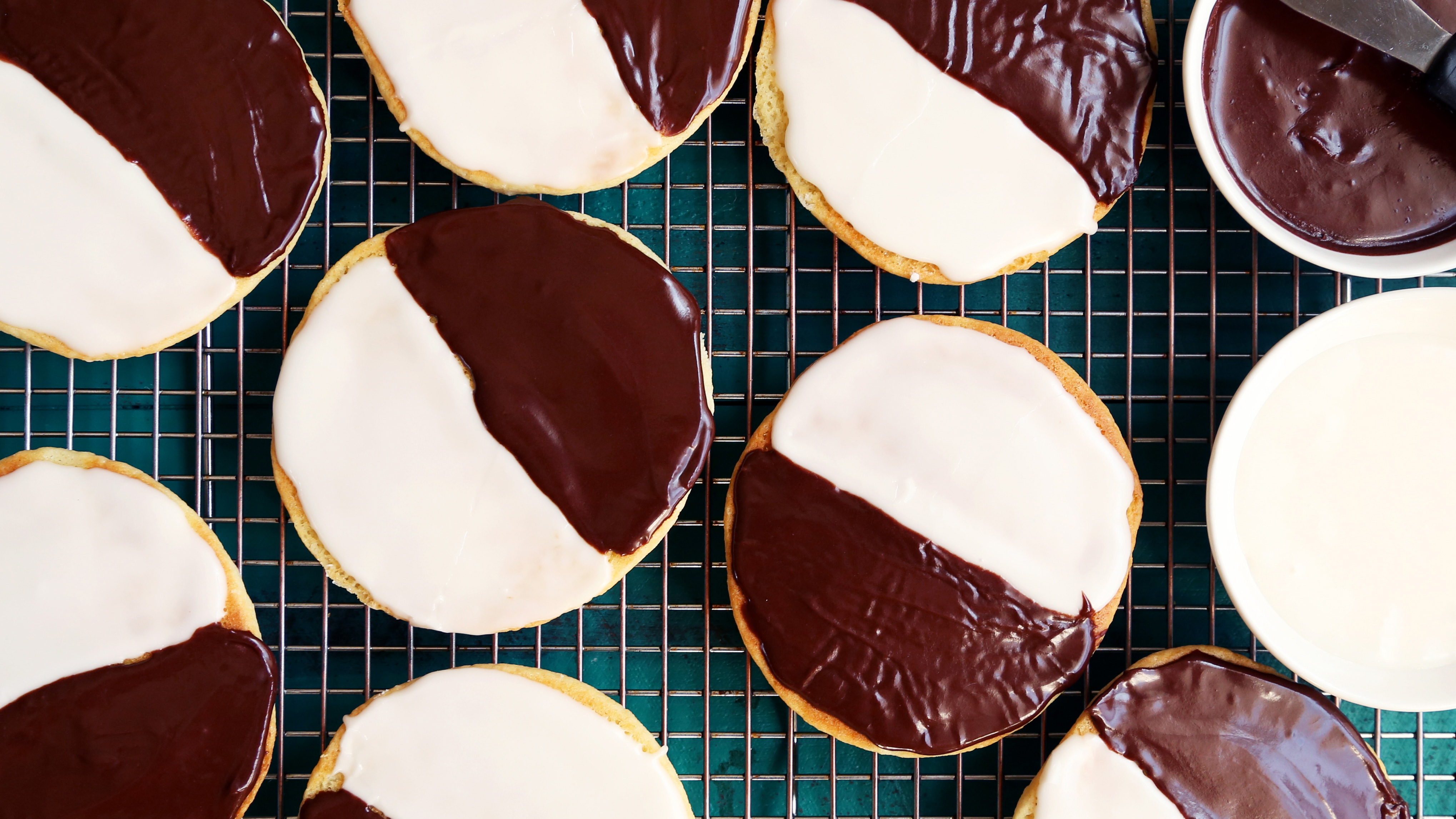 ↬ How To Make NEW YORK CITY BLACK AND WHITE COOKIES