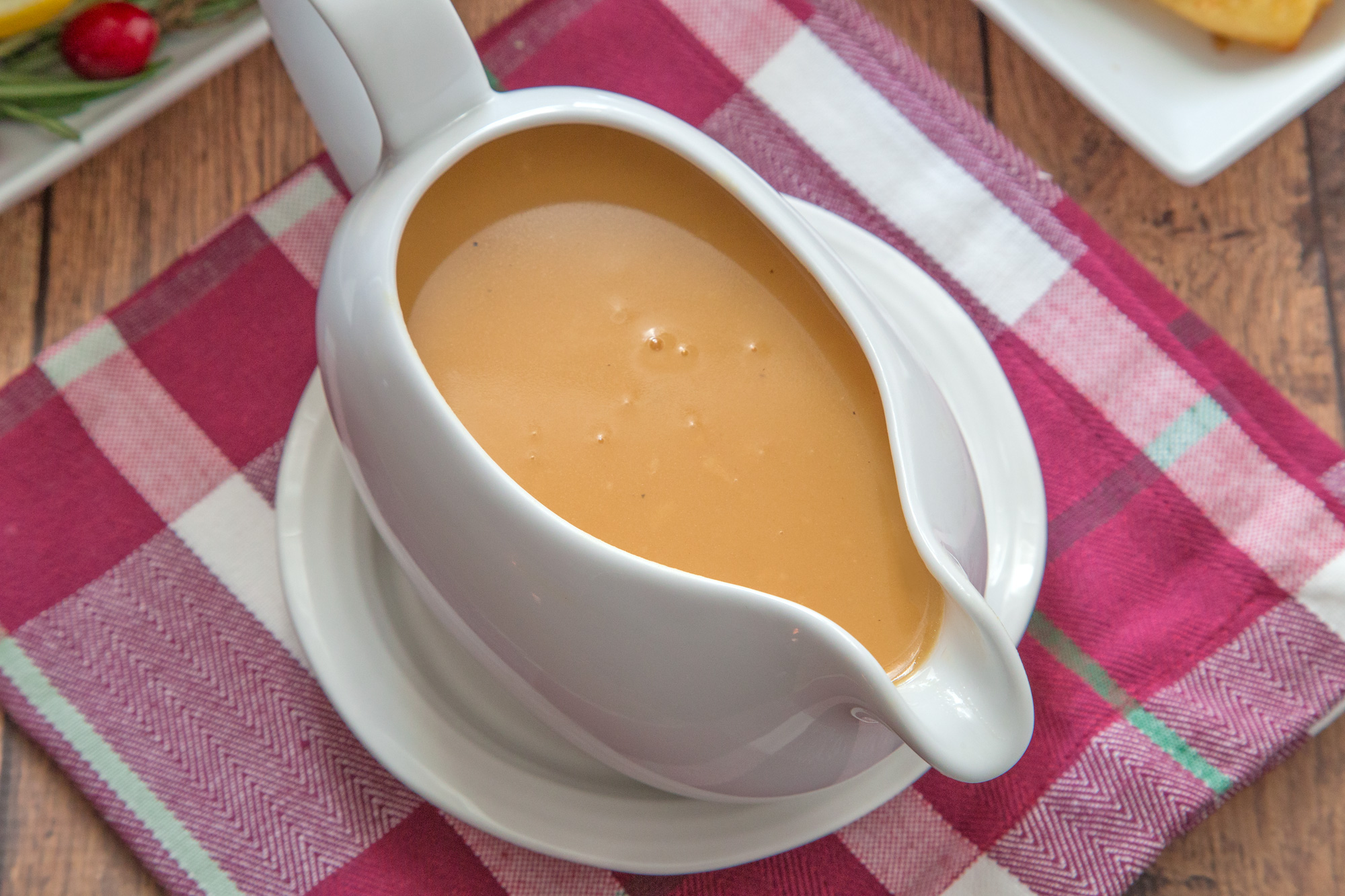 https://img.sndimg.com/food/image/upload/v1/img/recipes/19/73/20/Jqw8bmIPQjGqjvLifFjg_easy-gravy-4.jpg