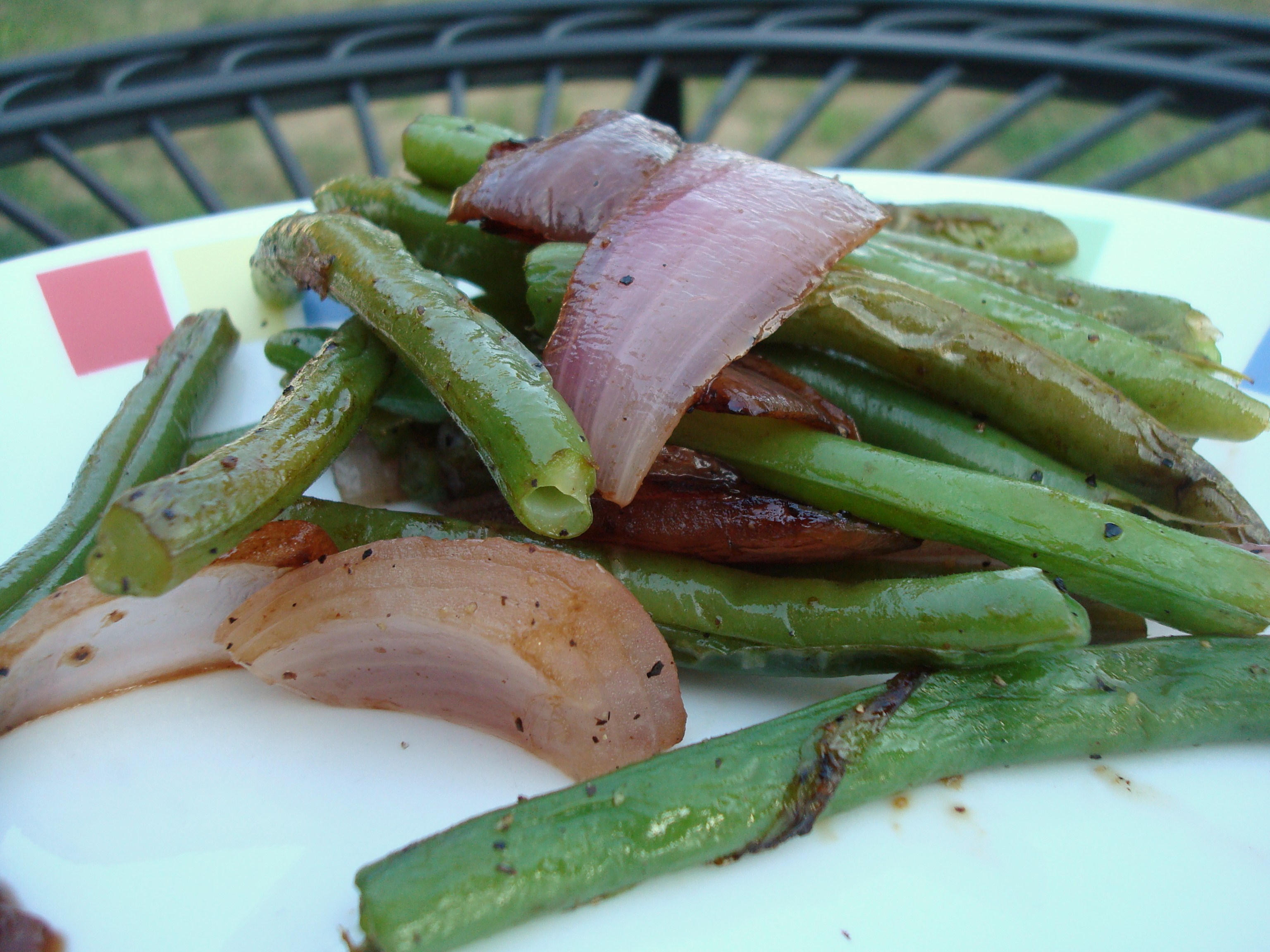 SAUTEED GREEN BEANS AND RED ONION