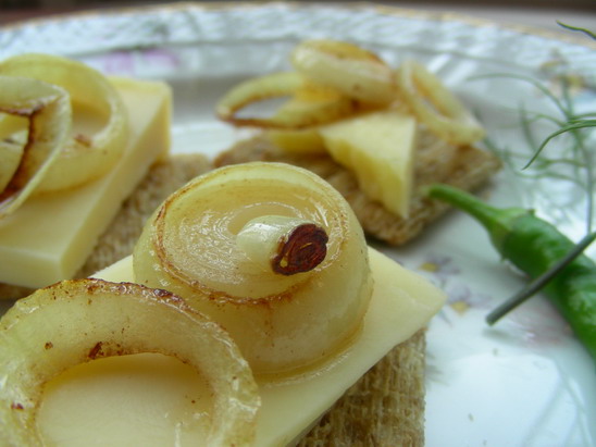 ✲  AUSSIE BIKKIES (CRACKERS) WITH CHEESE AND ONION