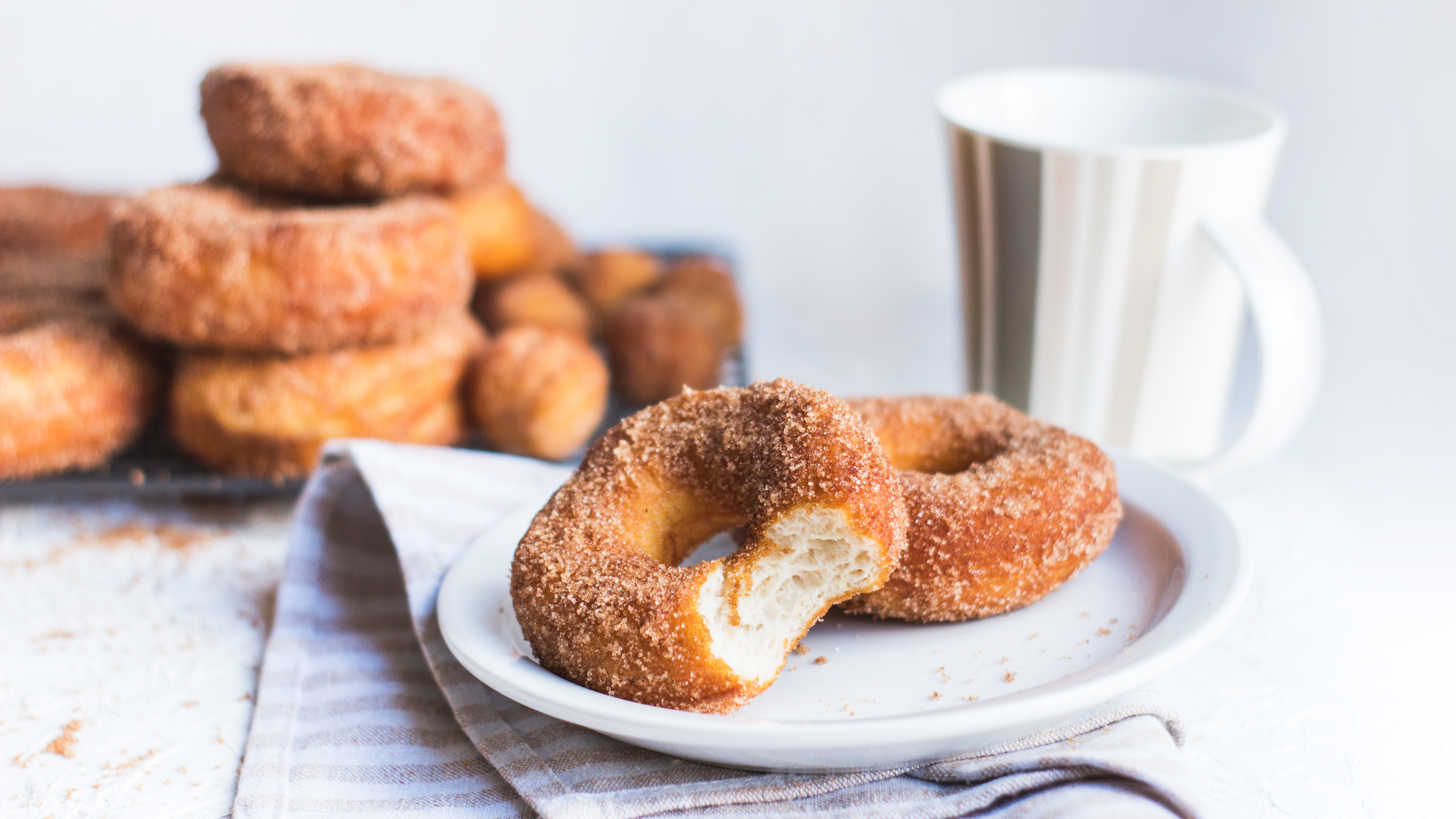 ℳ  EASY DONUTS