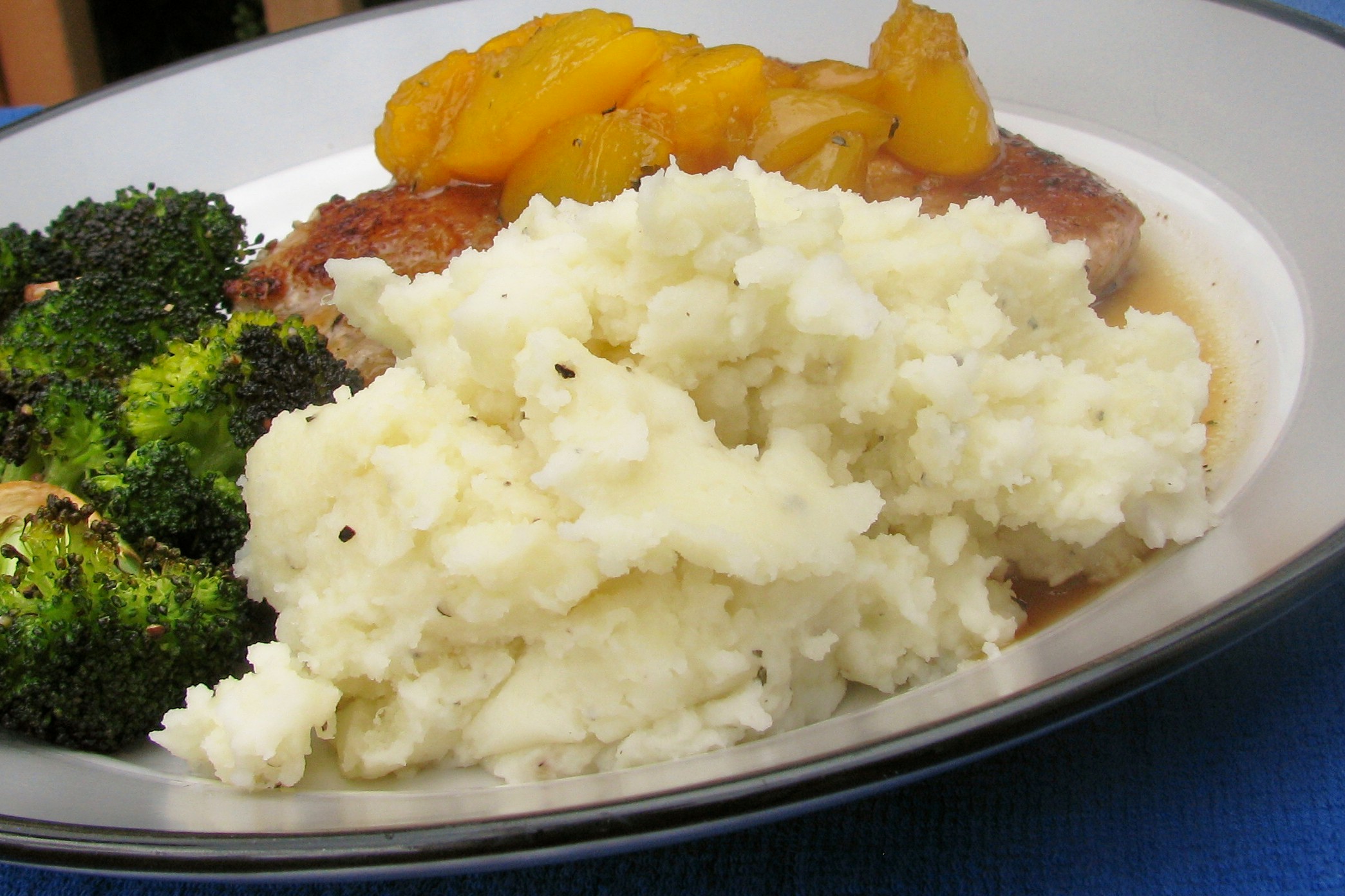 LINDA'S CHUNKY GARLIC MASHED POTATOES