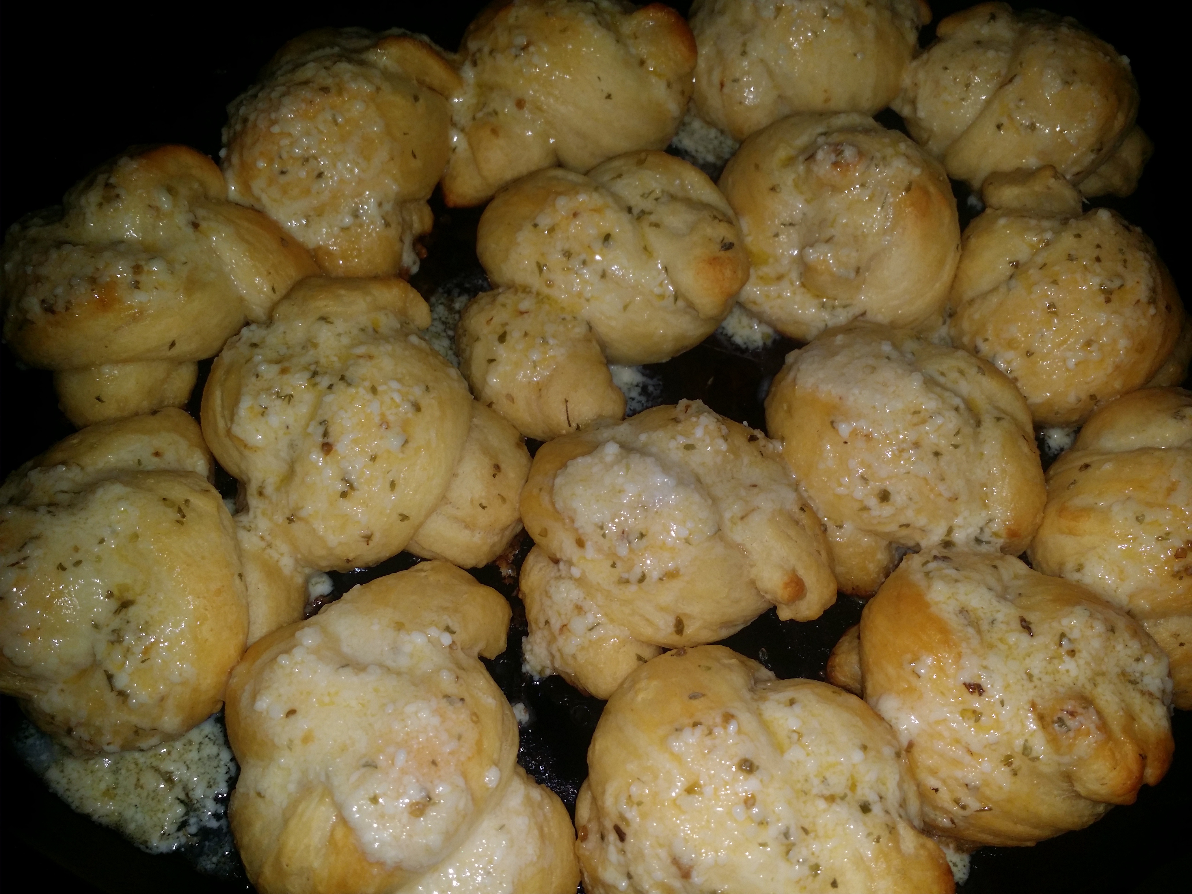 GARLIC KNOTS
