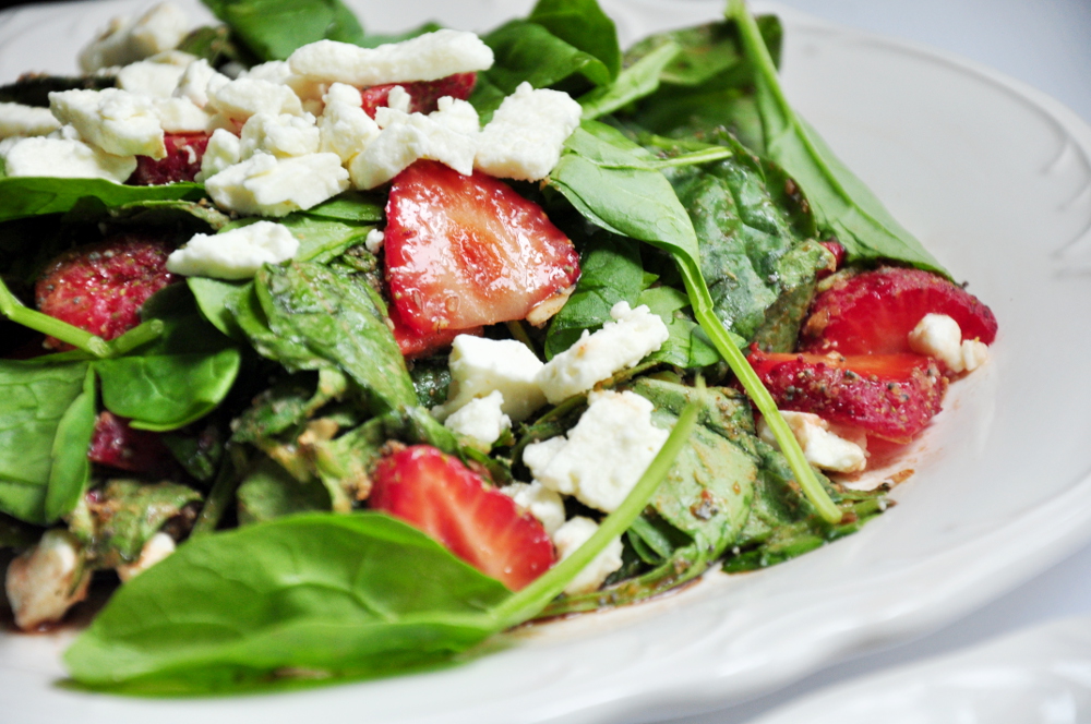 DELICIOUS EASY SPINACH AND STRAWBERRY SALAD WITH FETA