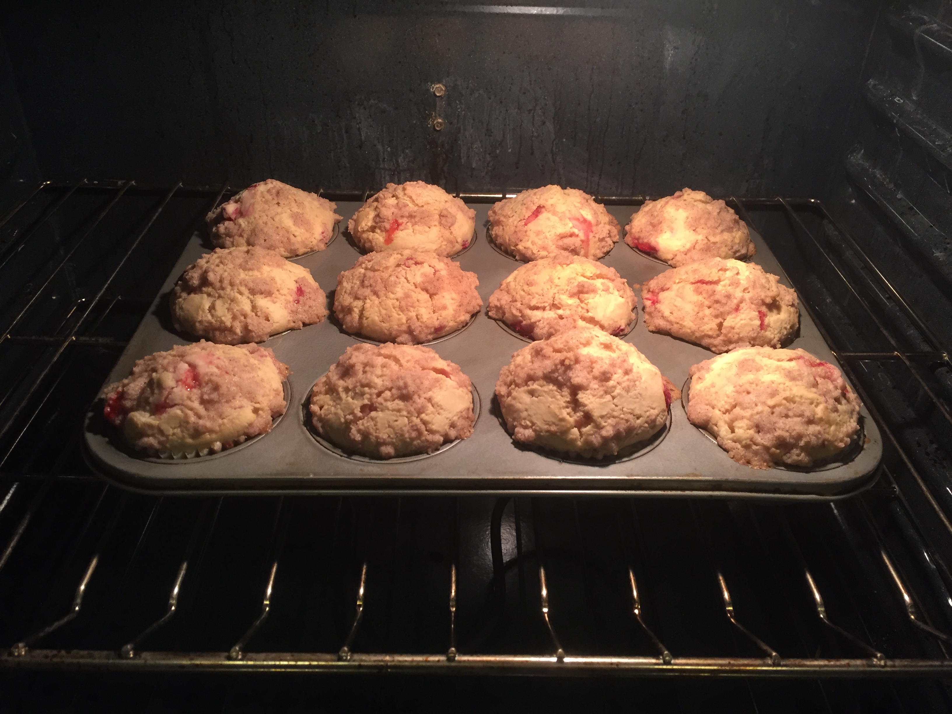 STRAWBERRY STREUSEL MUFFINS