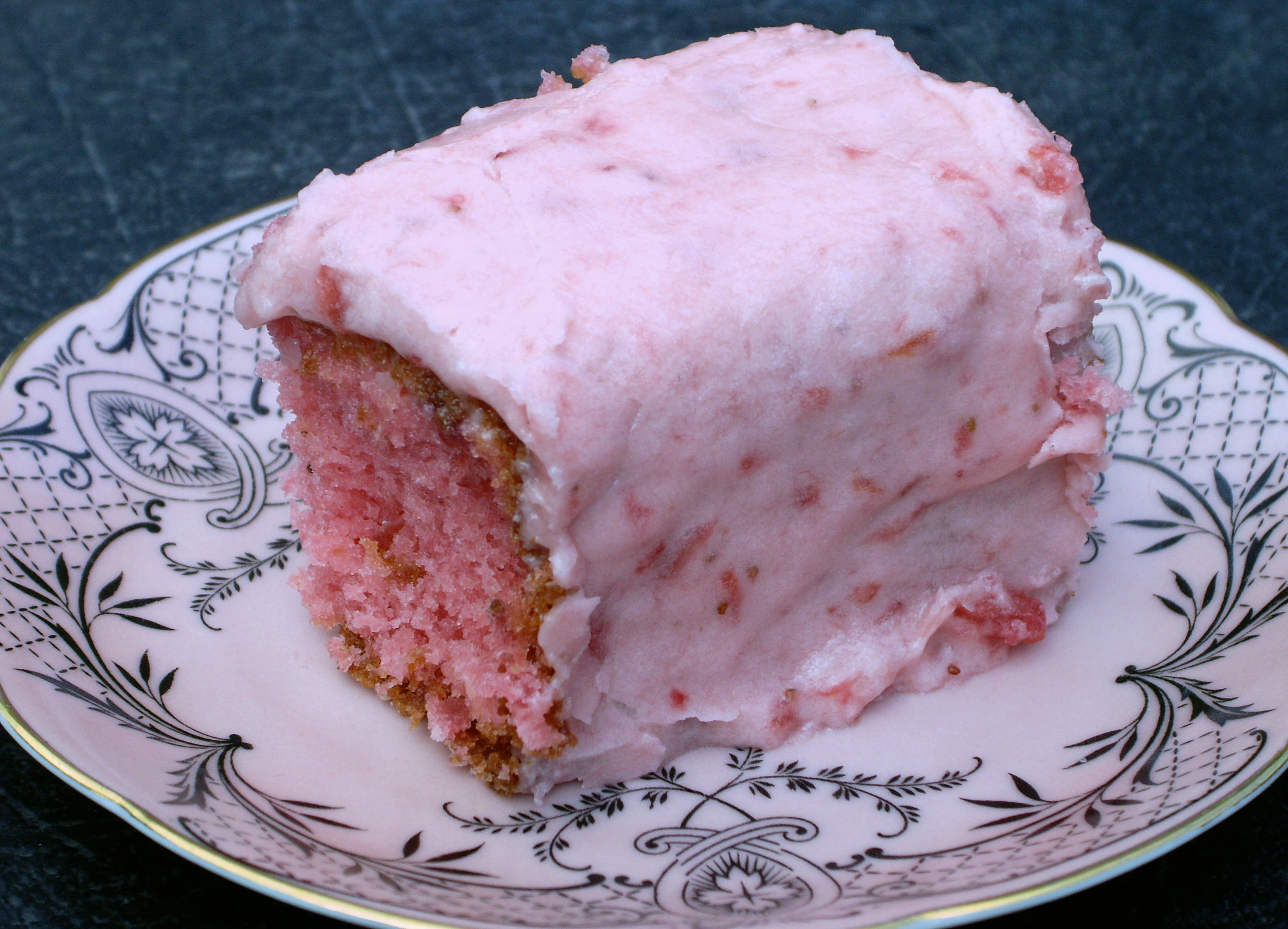 STRAWBERRY CAKE WITH FROSTING