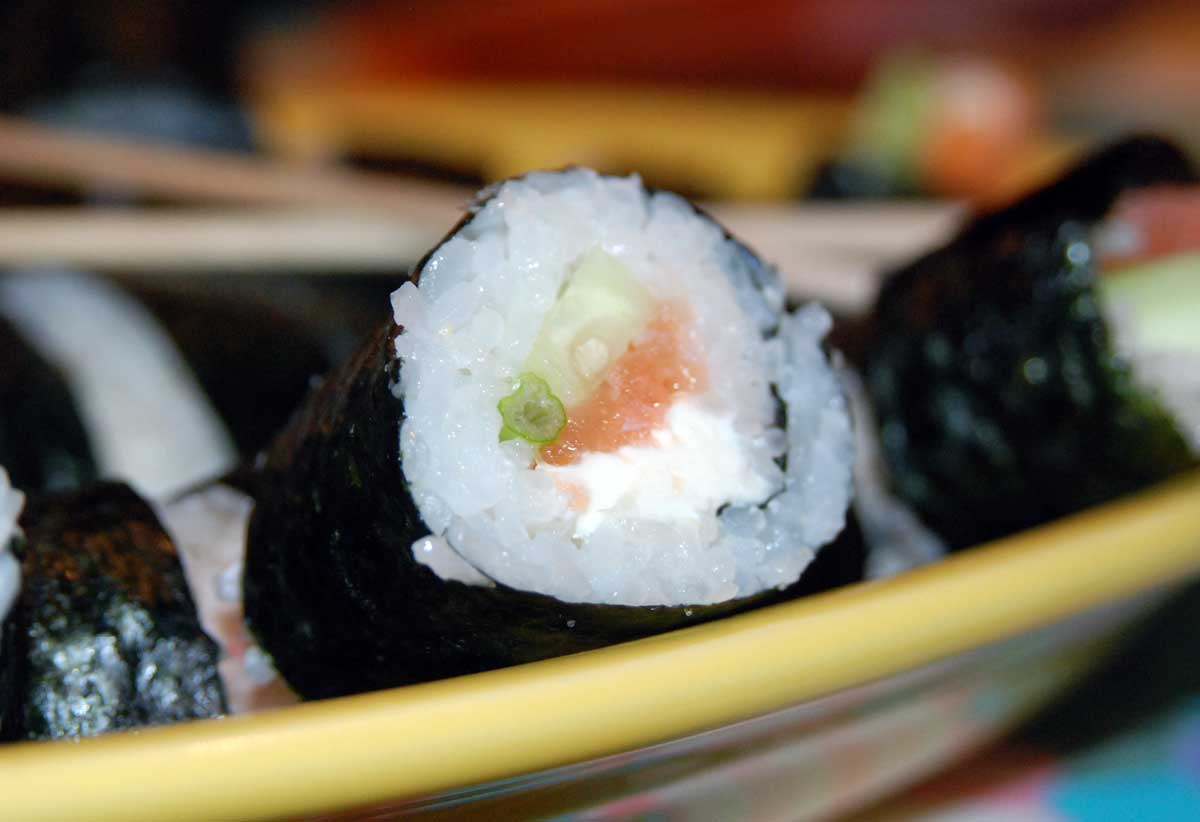 HOW TO MAKE AND ROLL SUSHI