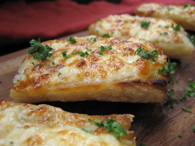 MOST DELICIOUS GARLIC CHEESE BREAD