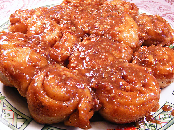 EASY CARAMEL STICKY ROLLS