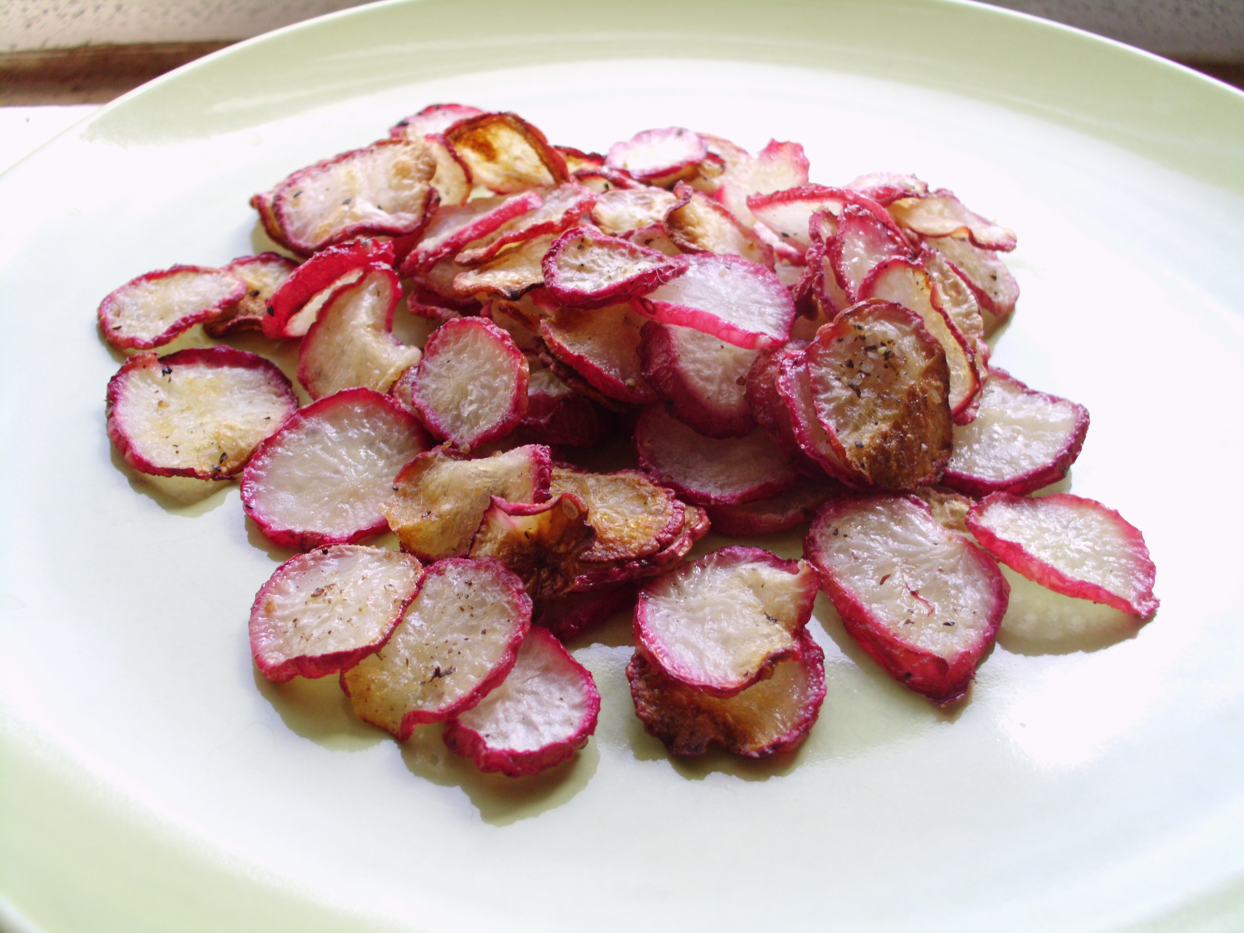 CRISPY BAKED RADISH CHIPS (LOW FAT/LOW CARB)