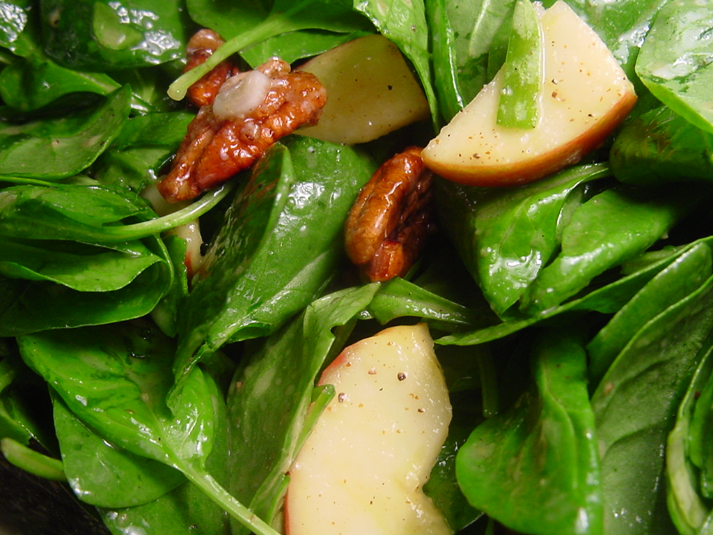 SPINACH, APPLE AND PECAN SALAD