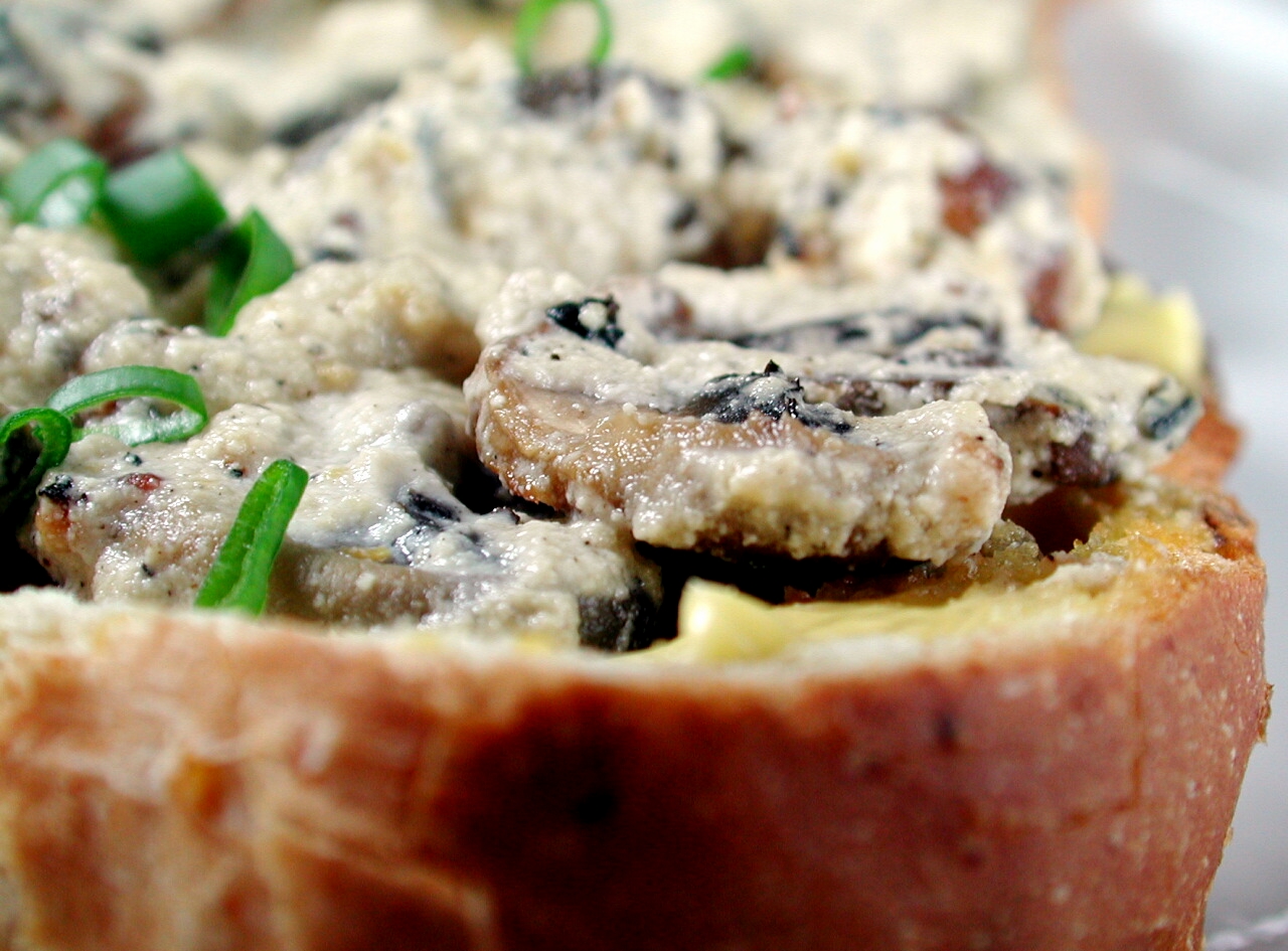 MUSHROOM STROGANOFF ON TOAST MUSHROOM STROGANOFF ON TOAST