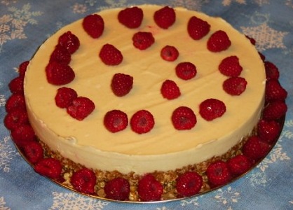 LEMONY CHEESECAKE WITH BERRY SAUCE (RAW VEGAN)