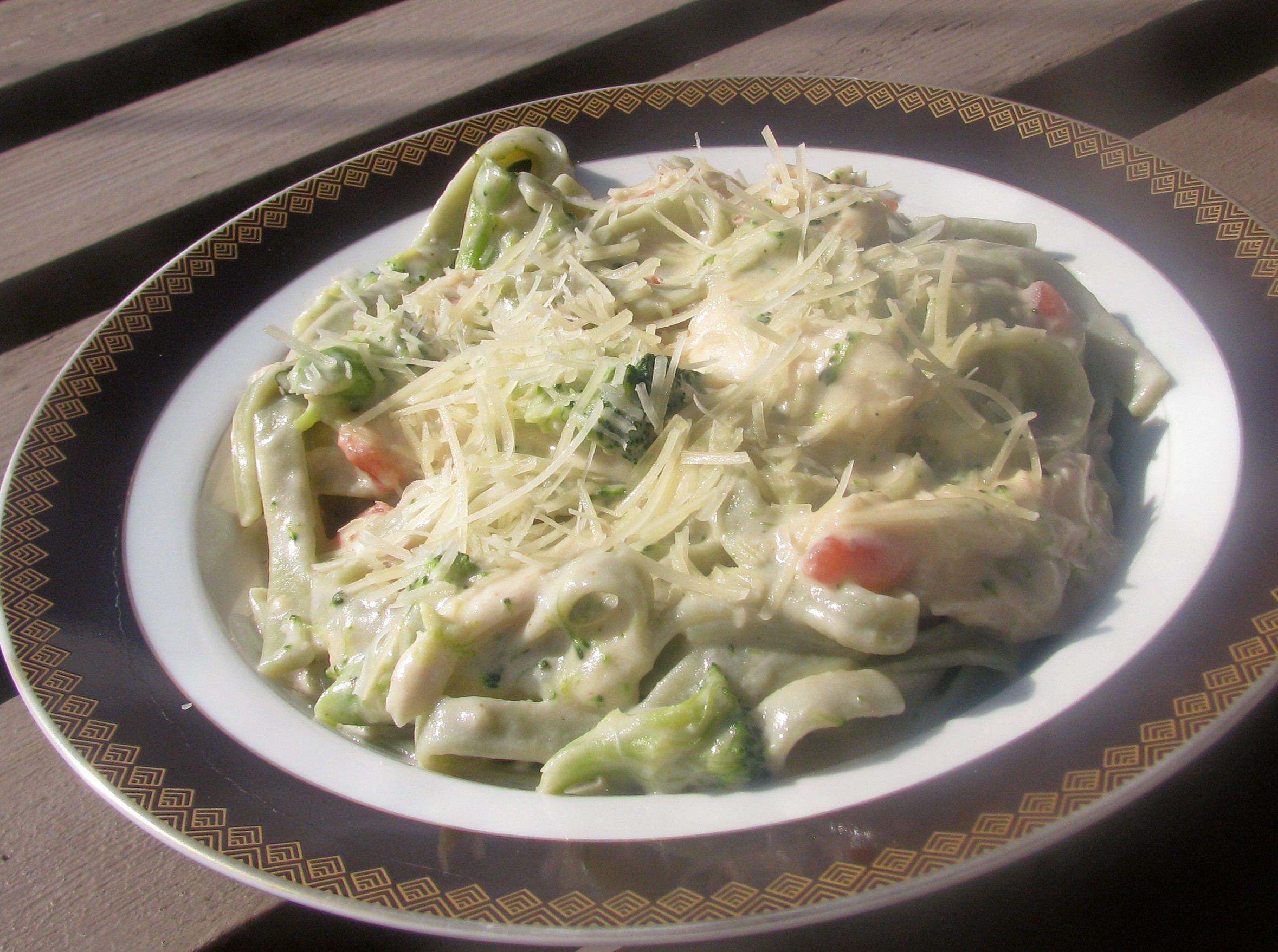 CREAMY PASTA WITH CHICKEN, BROCCOLI AND BASIL - LOW FAT VERSION