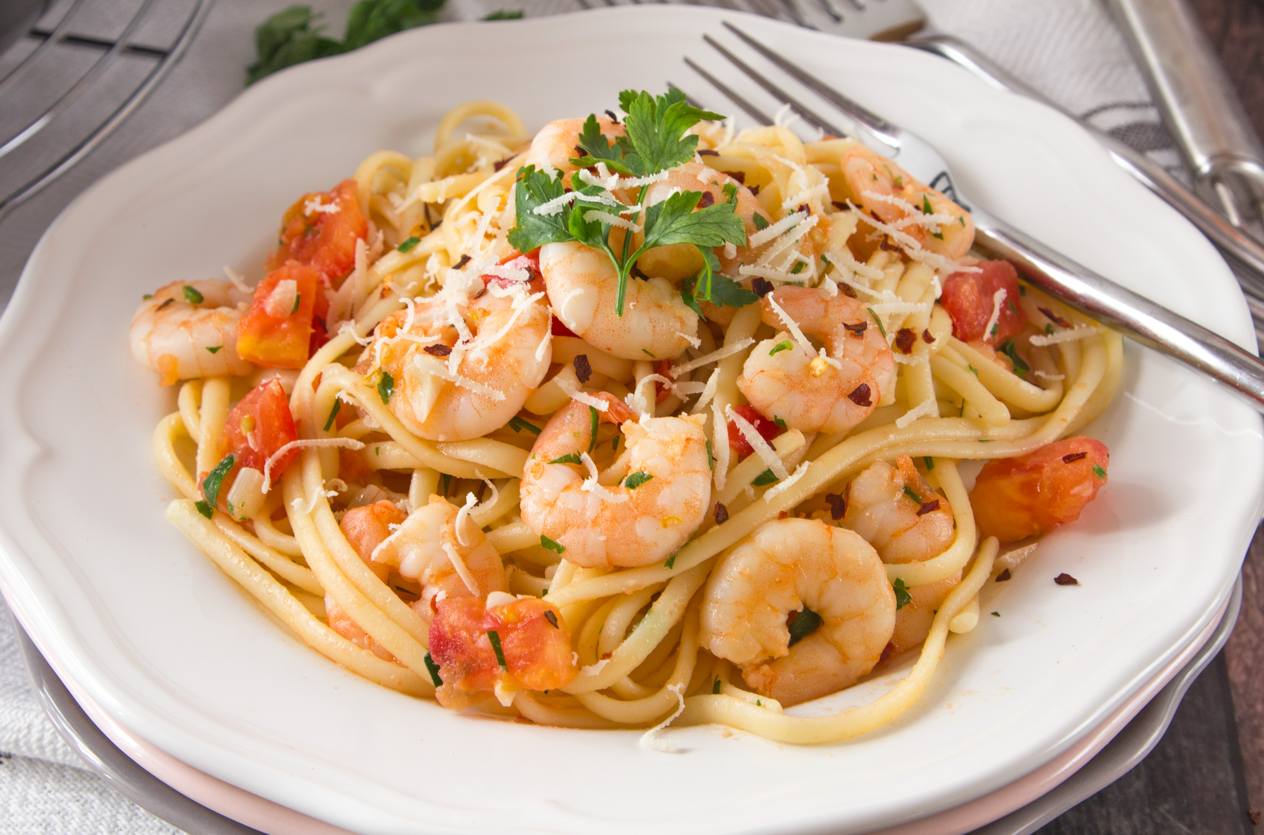LINGUINI WITH GARLICKY SHRIMP AND FRESH TOMATOES