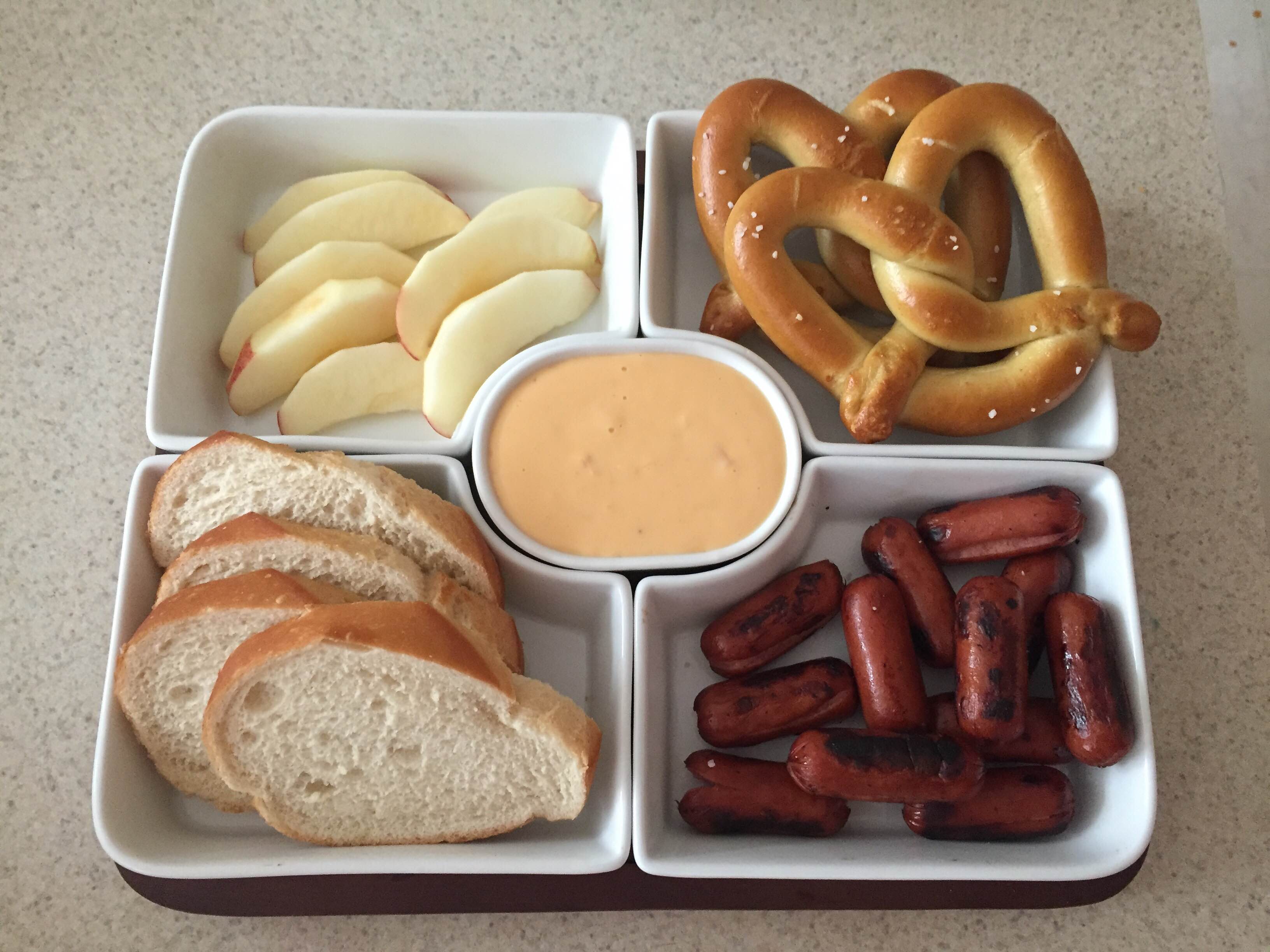 CREAMY CHEDDAR FONDUE