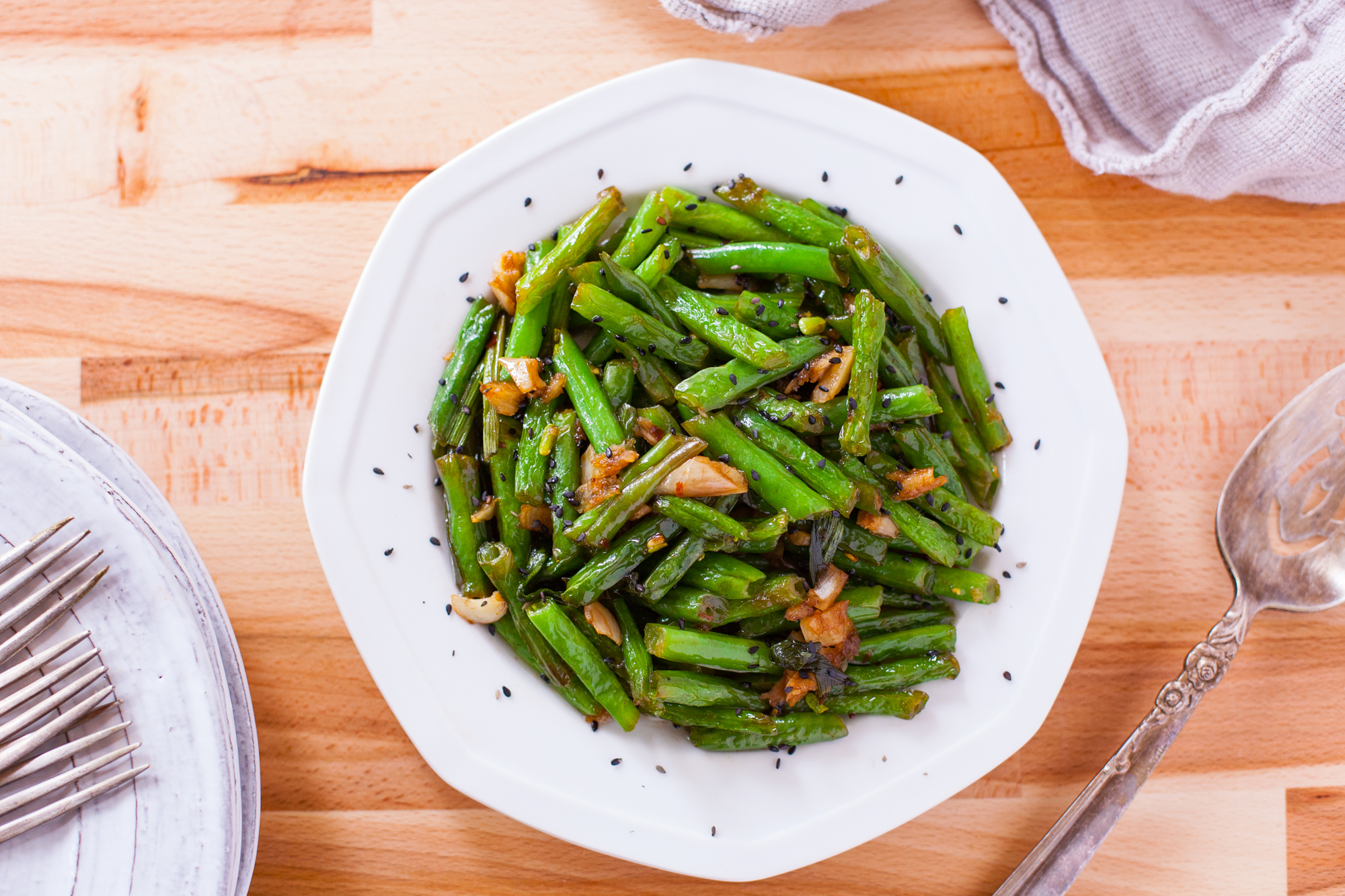 SPICY STIR-FRIED GREEN BEANS AND SCALLIONS