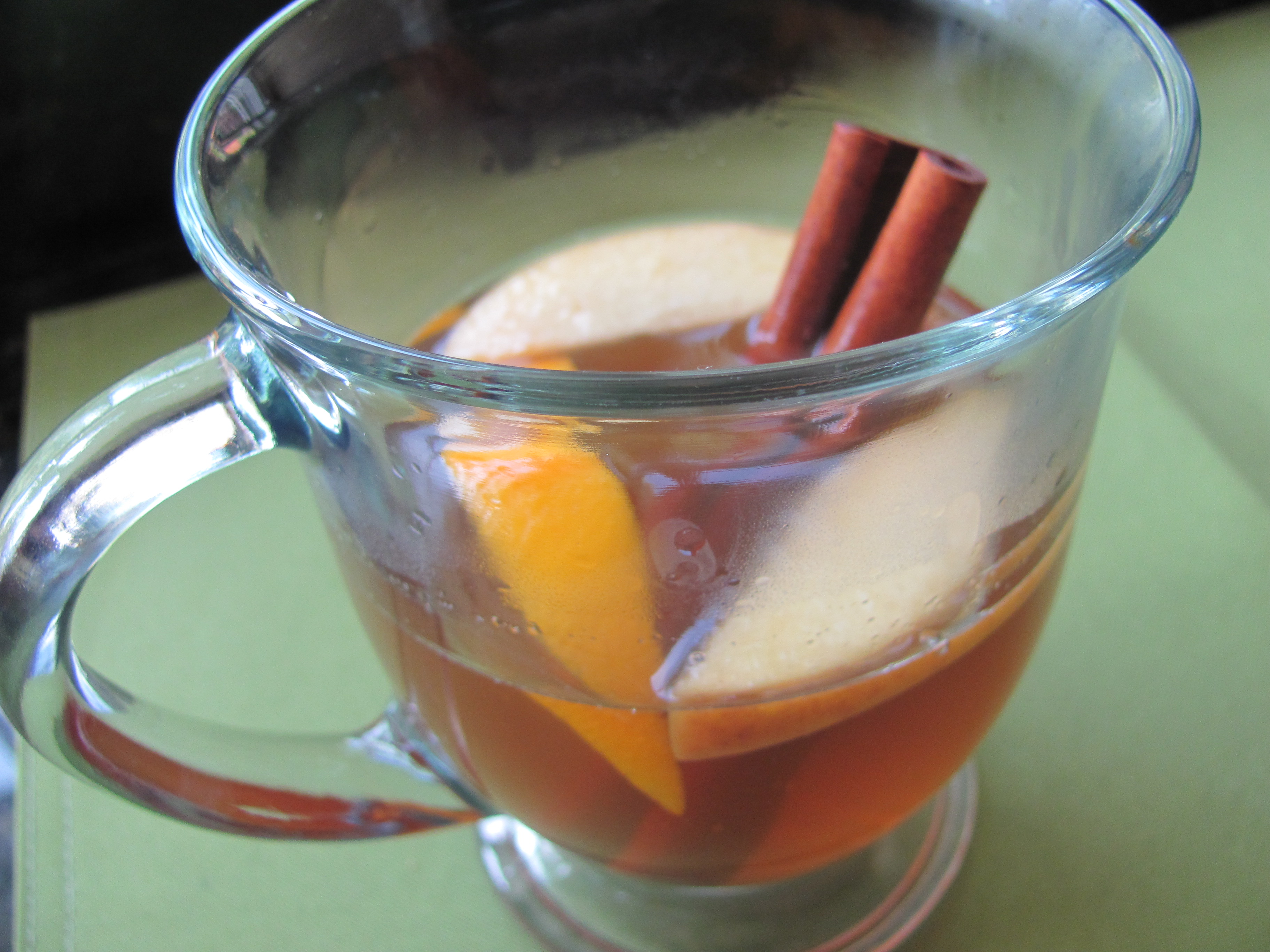 HOT MULLED APPLE CIDER WITH APPLES, ORANGE & CINNAMON