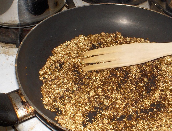 HOW TO PROPERLY CLEAN AND TOAST QUINOA