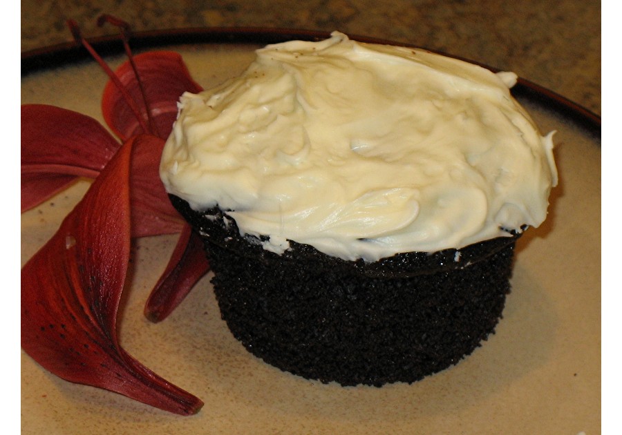CHOCOLATE SURPRISE CUPCAKES
