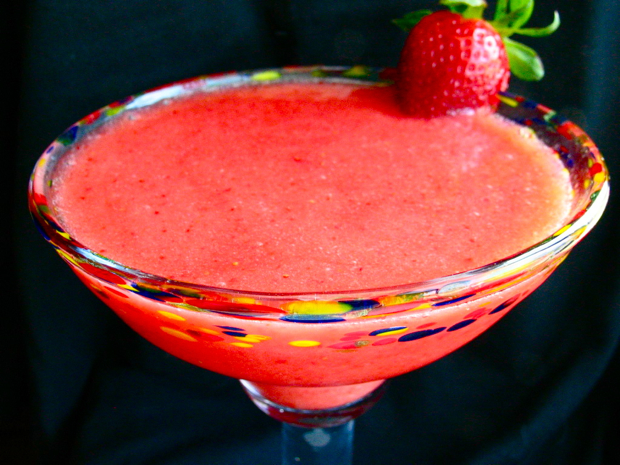 STRAWBERRY DAIQUIRI SMOOTHIE (ALCOHOLIC)