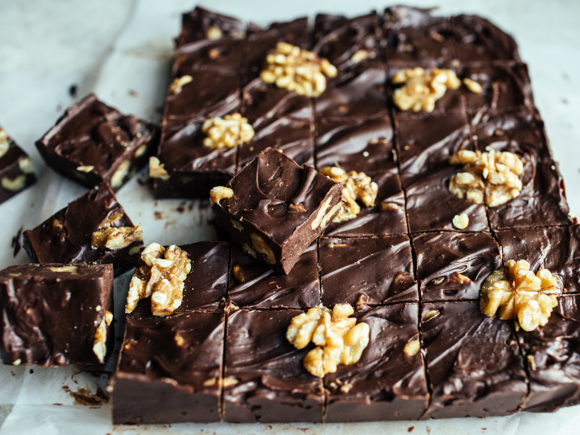 ↬ The Best EASY CHOCOLATE-WALNUT FUDGE